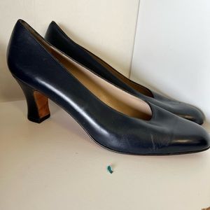 Authentic Vintage Leather Ferragamo heels size 10 great used condition navy blue